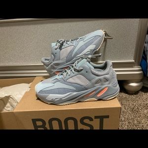 Yeezy 700 boost interia
